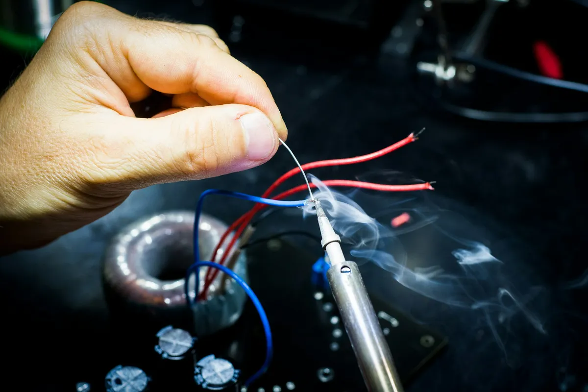 Hand lötet Kabel an einer Platine