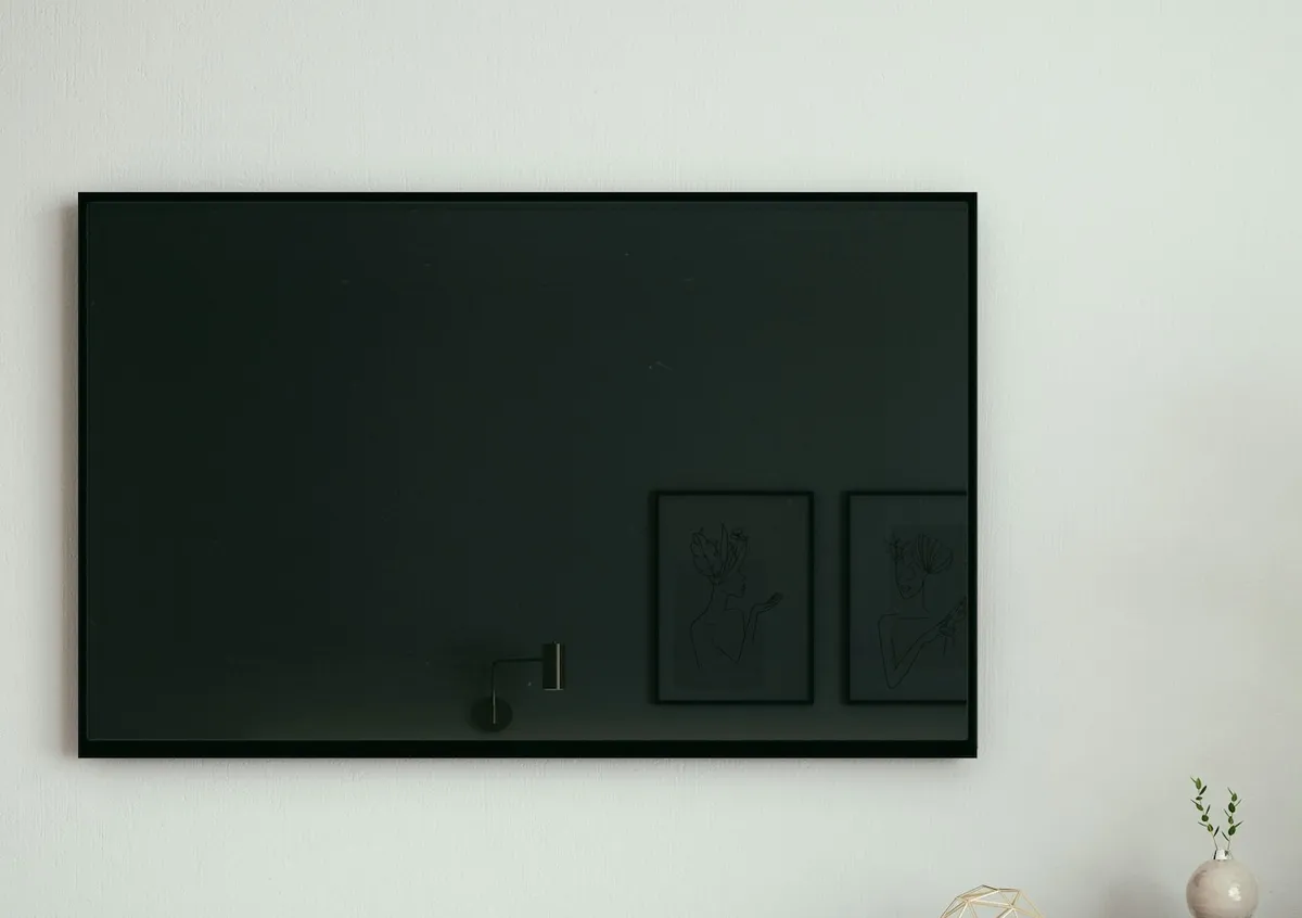 Flacher Fernseher an einer hellen Wand